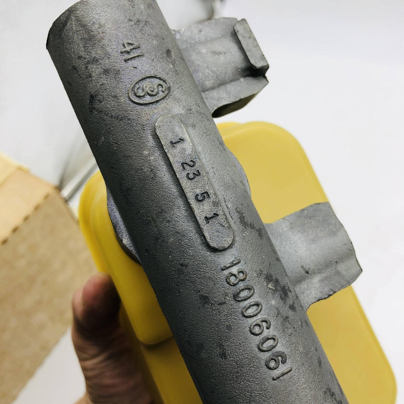 Crown 8133316 Brake Master Cylinder NOS For Jeep SJ J Series Bendix Open 12