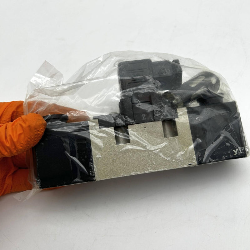 SMC VS7-6-FG-D-3Z Solenoid Valve 24 VDC Body Ported 5 Port 2 Position Indicator 8