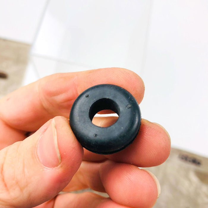 Gravely 039395 Grommet Black Rubber OEM NOS Replaced by 07505500 Loose 4