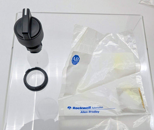 Allen Bradley 800EP-SB32 Selector Switch Assembly 3 Position Spring Return 1