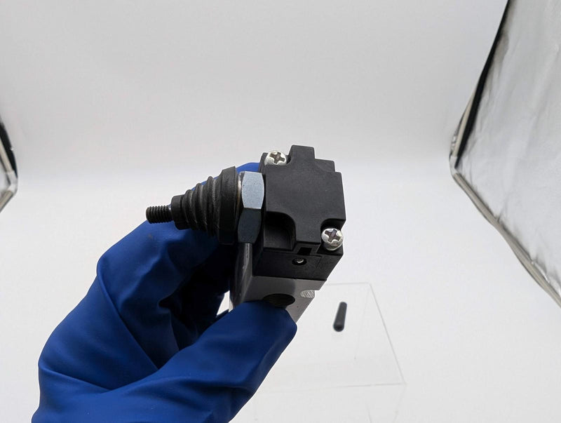 Camozzi 358-905TF Pneumatic Valve 1/8" NPTF 145 PSI Lever Actuator 16 SCFM 5