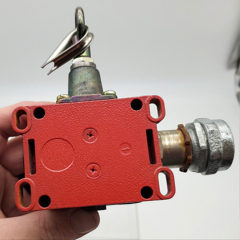 Allen Bradley 802C-H55M6 Safety Pull Switch 300V 10A USED 4