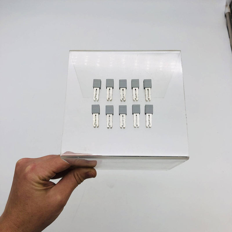 10x WAGO 281-402 Insulated Jumper Adjacent 32Amp 6mm W x 8mm H x 23.7mm D Gray 12