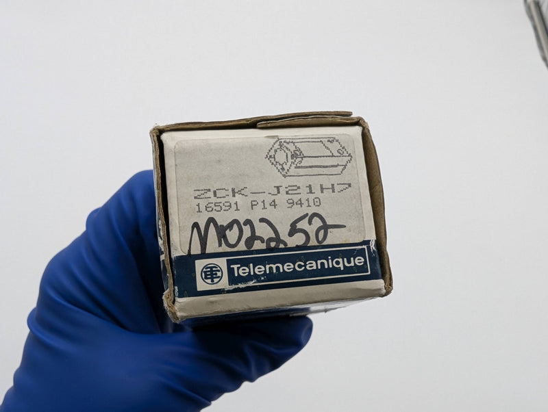 Telemecanique ZCK-J21H7 Limit Switch Body Plug In Snap Action 1/2" NPT 5