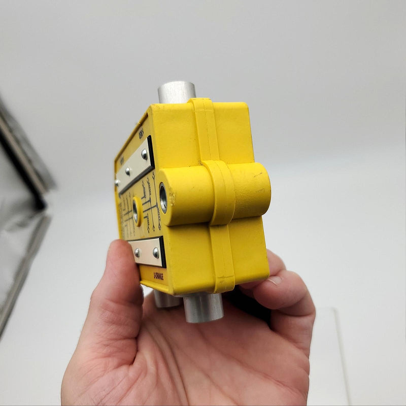 Woodhead 702P401 Molex Junction Box 4 Ports 6P MR Standard Dual Keyway Parallel 6