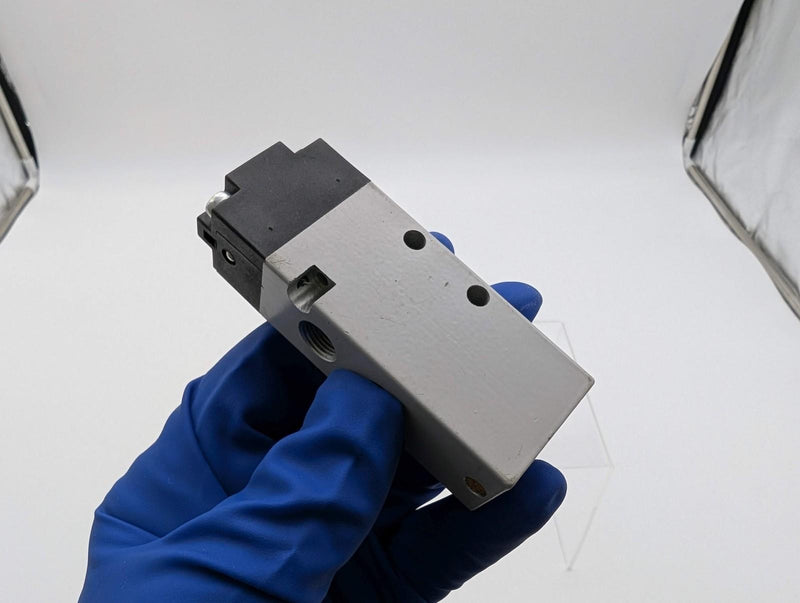 Camozzi 358-905TF Pneumatic Valve 1/8" NPTF 145 PSI Lever Actuator 16 SCFM 4