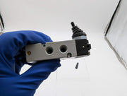 Camozzi 358-905TF Pneumatic Valve 1/8" NPTF 145 PSI Lever Actuator 16 SCFM 2