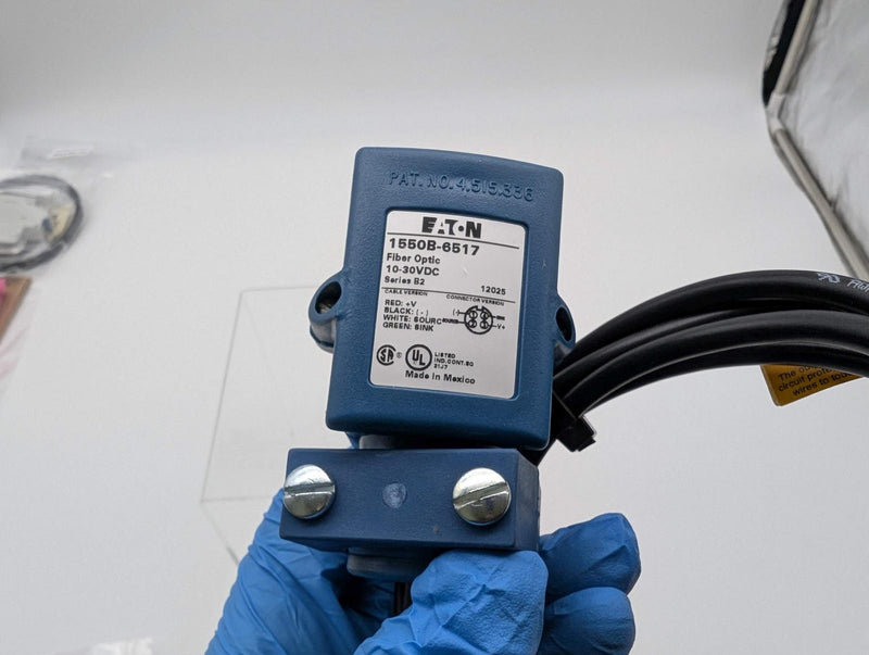 Eaton 1550B-6517 Right Angle Photoelectric Sensor 30VDC w/ Fiberoptic Adapter 2
