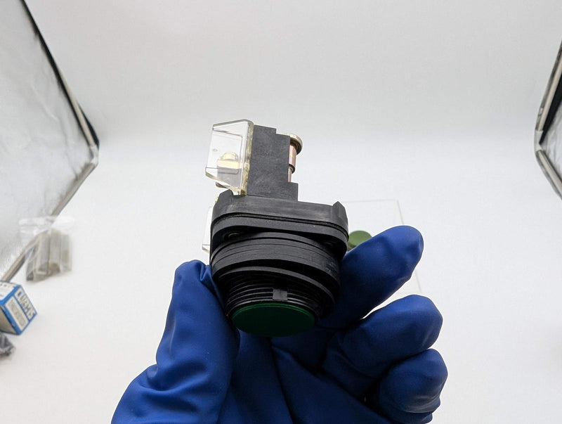 Allen Bradley 800H-R1A Momentary Push Button 30.5mm Non-Illuminated Green 5