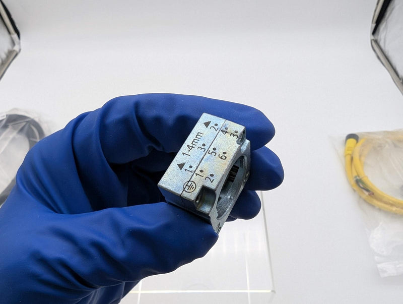 Siemens 3SB35002HA11 Selector Switch 2 Position 22mm Maintained 4