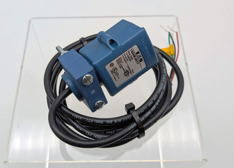 Eaton 1550B-6517 Right Angle Photoelectric Sensor 30VDC w/ Fiberoptic Adapter 1