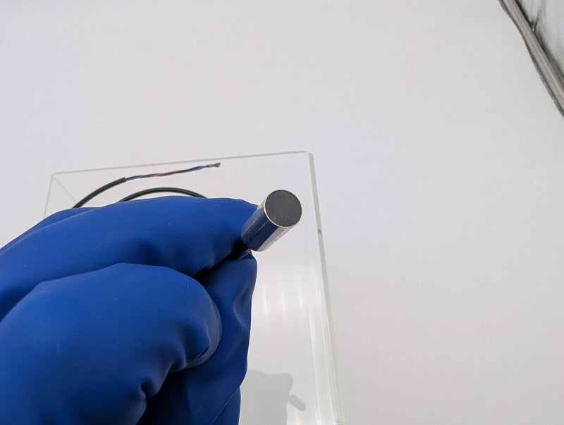 Keyence EM-080 Proximity Sensor Switch N.O. 8mm Dia 2mm Detection Distance 2