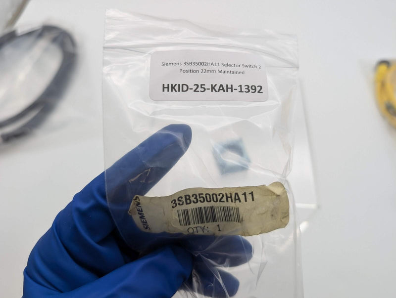 Siemens 3SB35002HA11 Selector Switch 2 Position 22mm Maintained 6