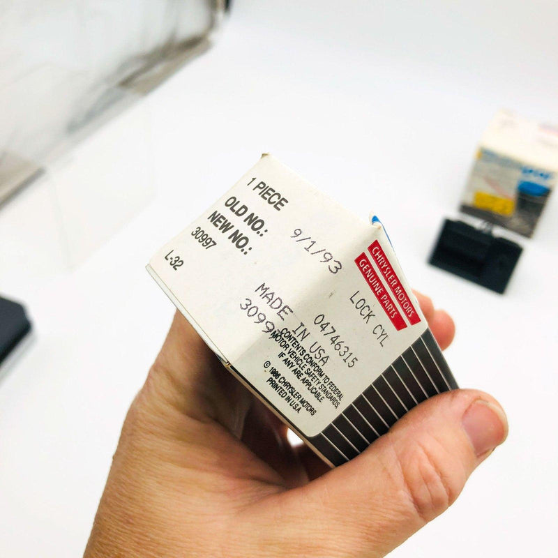 Mopar 4746419 Latch w/ Cylinder 4746315 No Key OEM New Old Stock NOS Open 12