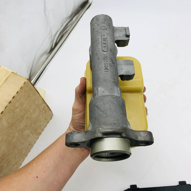 Crown 8133316 Brake Master Cylinder NOS For Jeep SJ J Series Bendix Open 10