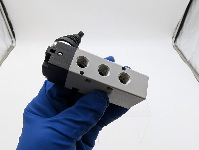 Camozzi 358-905TF Pneumatic Valve 1/8" NPTF 145 PSI Lever Actuator 16 SCFM 3