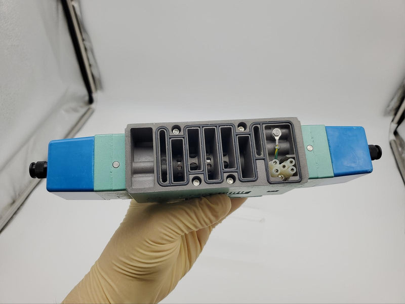 Numatics I23BB00BMP00061 ISO 5599/2 Valve 2 Solenoid 4 Way 3/8" NPTF 24VDC Plug 3