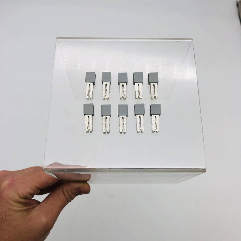 10x WAGO 281-402 Insulated Jumper Adjacent 32Amp 6mm W x 8mm H x 23.7mm D Gray 10