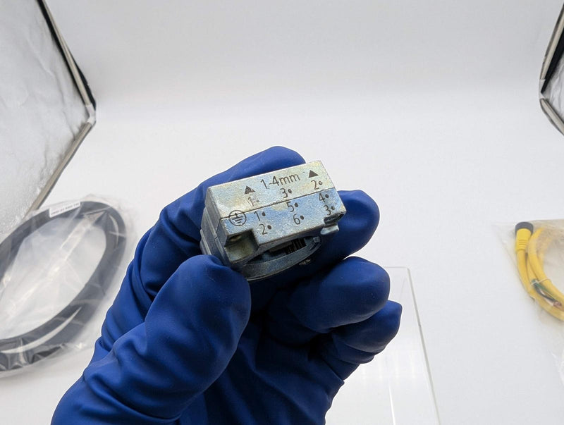 Siemens 3SB35000AA21 Momentary Push Button Switch Red 22mm 5