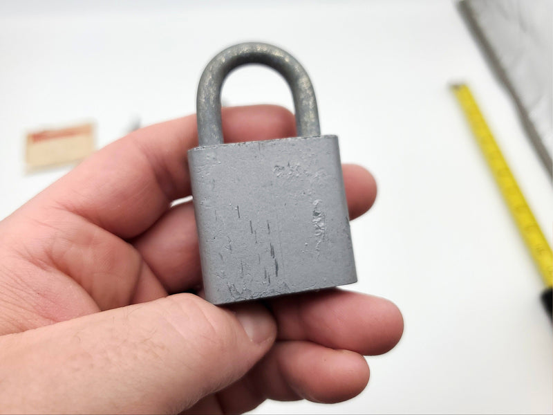 2x Yale Padlocks 7113 Keyed Alike 1" L X 1/4" D Shackle 1.5" Body Vintage NOS