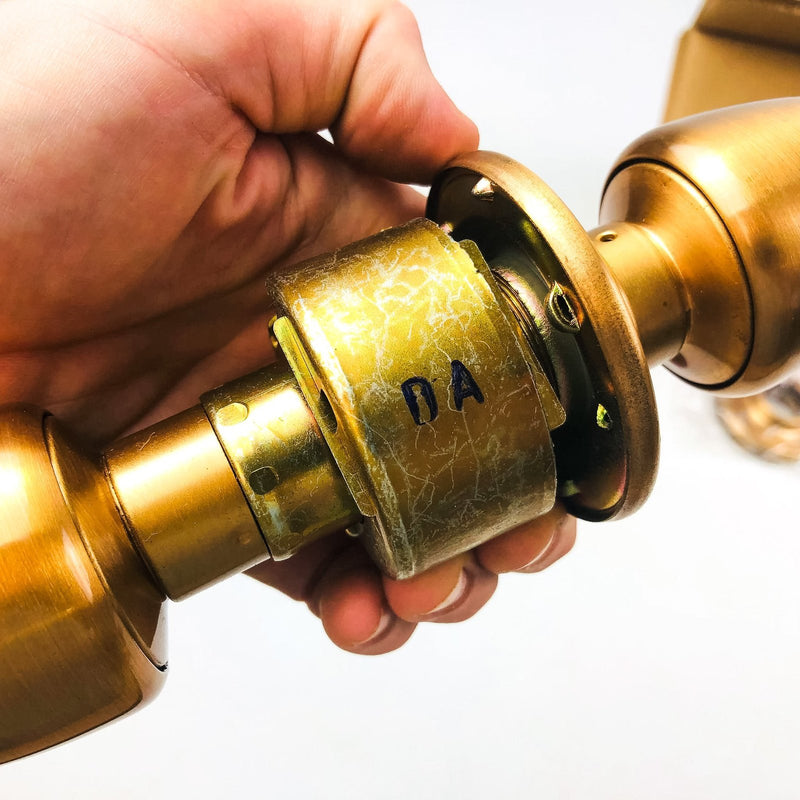 Yale Entry Doorknob Lockset Locking Knob BR5237 US10 Satin Bronze NOS No Latch 6