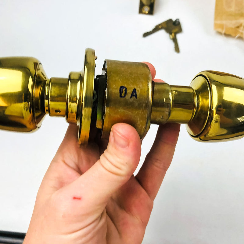 Yale Entry Door Knob Lockset 5307 380N 03 Bright Brass New Old Stock NOS 7