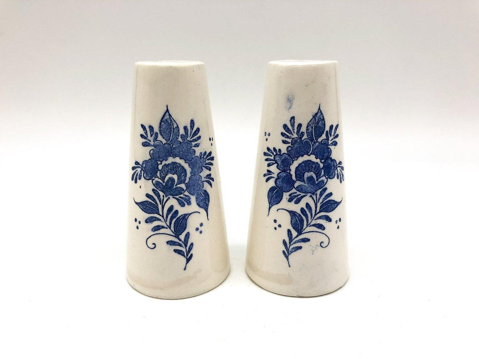 Vintage Ceramic Salt & Pepper Shakers Williamsburg Virginia Blue White Japan 4" 4