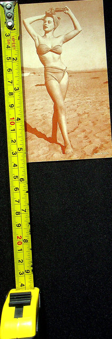 US 50s Pin Up Promo Photo Card Woman Model Bikini Swimsuit Headwrap Beach Sand