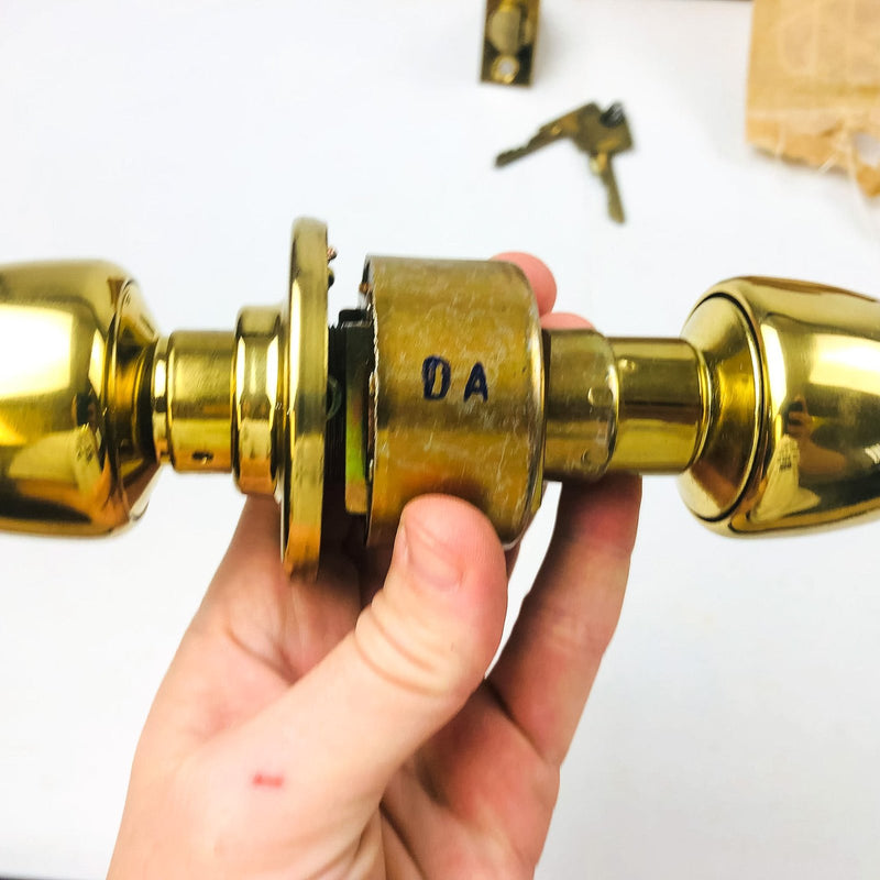 Yale Entry Door Knob Lockset 5307 380N 03 Bright Brass New Old Stock NOS 8