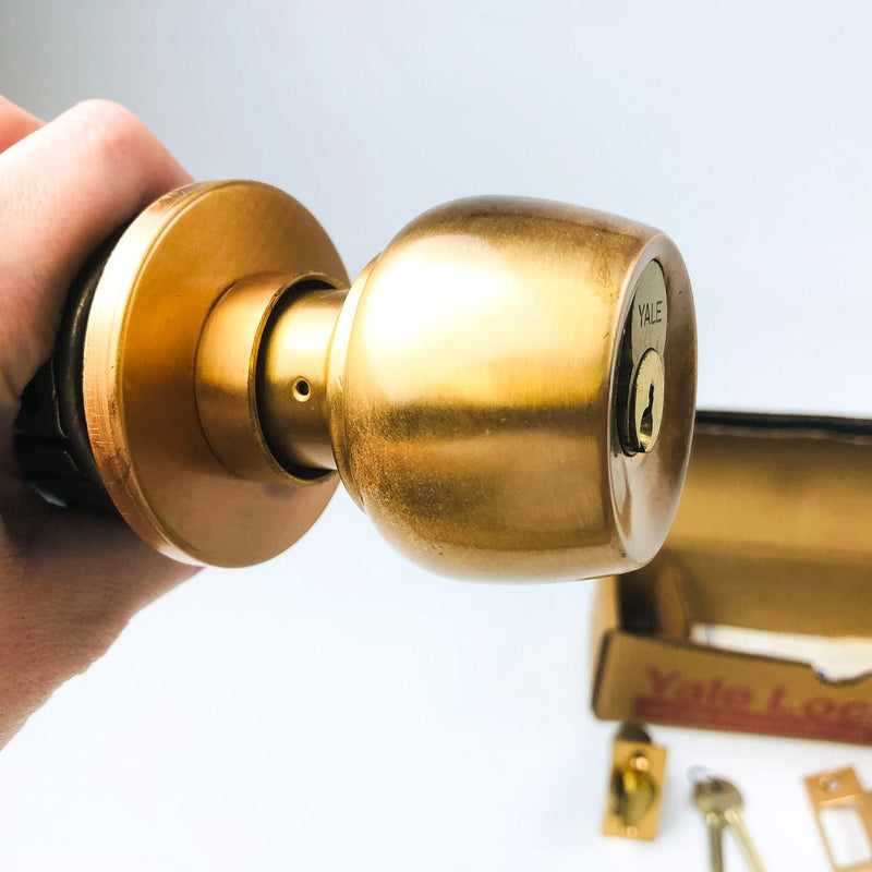 Yale Storeroom Closet Door Knob Lockset BR5405 X1210 US10 Satin Bronze New NOS 1