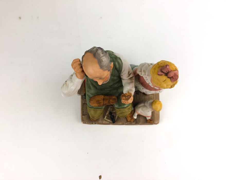 Norman Rockwell Figurine Statue The Shoemaker 1981 Annual Collector's Club 2