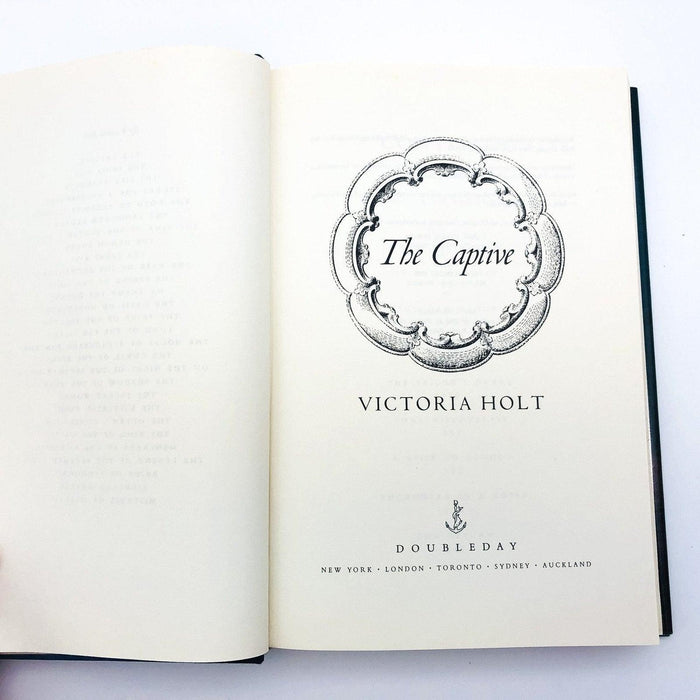 The Captive Hardcover Victoria Holt 1989 Pirates Shipwreck Turkey First Edition 7