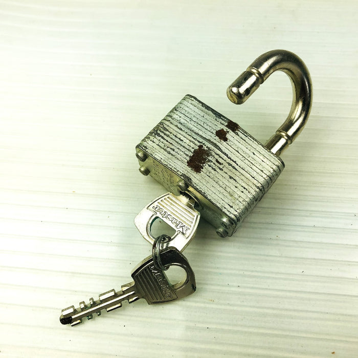 Master 500 Steel Padlock Lock Keys Breakaway Shackle New 197 Keyed NOS Vintage 9