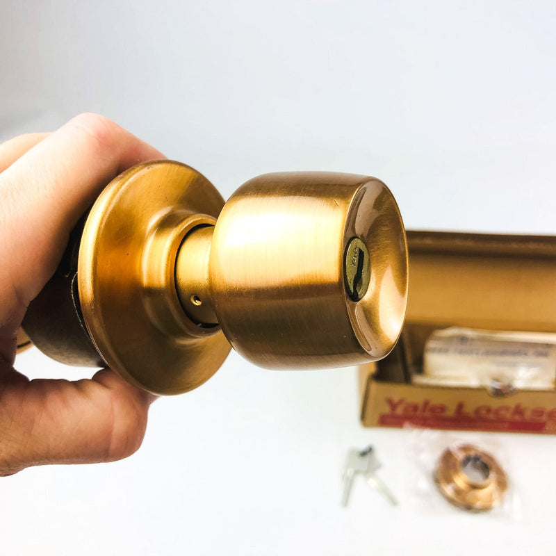 Yale Entry Doorknob Lockset Locking Knob BR5237 US10 Satin Bronze NOS No Latch 4